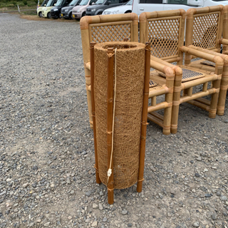竹の椅子、籐のランプ