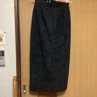 新品、黒のスカート、ウエスト６４㌢です。