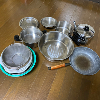 鍋、ヤカン、ボール、ザル、フライパン、ミキサー等調理器具一式
