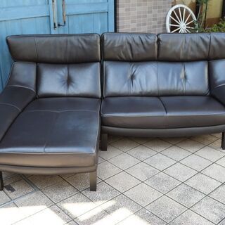 karimoku(カリモク家具)よりZU46 本革 カウチソファーです。スタイリッシュでモダンなデザインのコーナーソファ。落ち着いた色合いのレザーと上品な雰囲気がリビングをシックに引き立てます。BI221