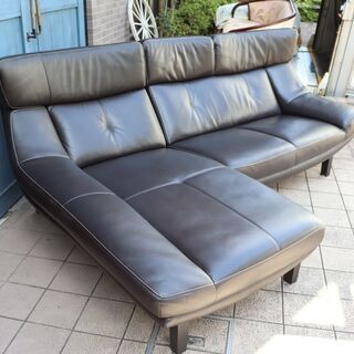 karimoku(カリモク家具)よりZU46 本革 カウチソファーです。スタイリッシュでモダンなデザインのコーナーソファ。落ち着いた色合いのレザーと上品な雰囲気がリビングをシックに引き立てます。BI221