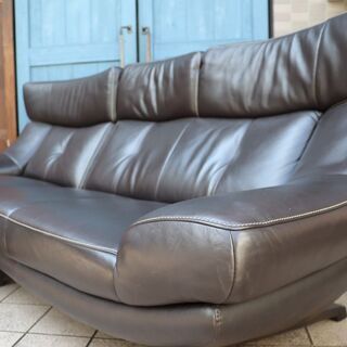 karimoku(カリモク家具)よりZU46 本革 カウチソファーです。スタイリッシュでモダンなデザインのコーナーソファ。落ち着いた色合いのレザーと上品な雰囲気がリビングをシックに引き立てます。BI221