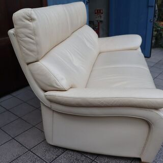 karimoku(カリモク家具)より本革を使用したZT73 2人掛けソファーです！コンパクトでありながらシートはゆったりとした上品なデザインのレザーソファ。上質なレザーでリビングを華やかに♪BI222