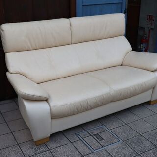 karimoku(カリモク家具)より本革を使用したZT73 2人掛けソファーです！コンパクトでありながらシートはゆったりとした上品なデザインのレザーソファ。上質なレザーでリビングを華やかに♪BI222