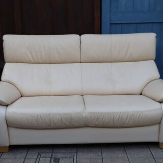 karimoku(カリモク家具)より本革を使用したZT73 2人掛けソファーです！コンパクトでありながらシートはゆったりとした上品なデザインのレザーソファ。上質なレザーでリビングを華やかに♪BI222