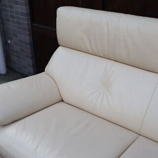 karimoku(カリモク家具)より本革を使用したZT73 2人掛けソファーです！コンパクトでありながらシートはゆったりとした上品なデザインのレザーソファ。上質なレザーでリビングを華やかに♪BI222