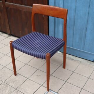デンマークのメーカーJ.L.Moller(ジェイ.エル.モラー)社のNo.77 ダイニングチェアです。チーク材のナチュラルな質感とスッキリとしたデザインが特徴の木製椅子。憧れの北欧家具をインテリアに①BI229 - 家具