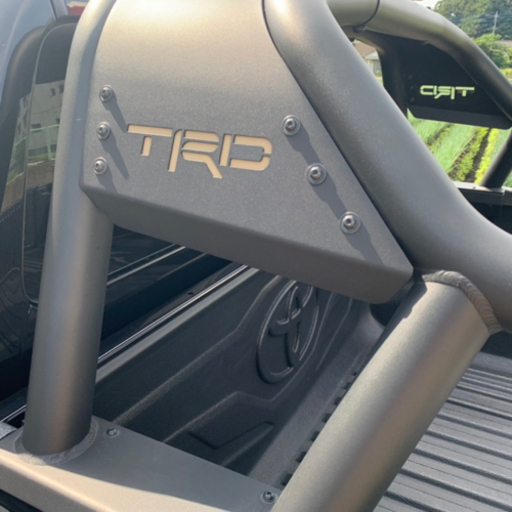 ハイラックス TRD スポーツバー 取り付けも手伝います