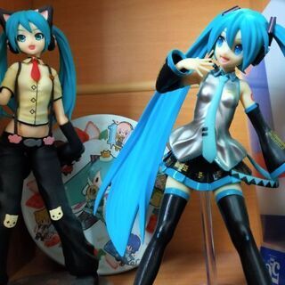 初音ミク　フィギュア2体と缶