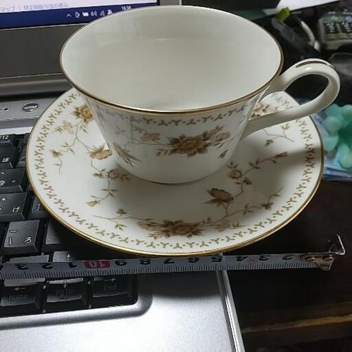 Noritake　 ノリタケの紅茶カップとソーサー　五つセット　中古