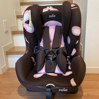Joieのチャイルドシート「Tilt」。ブラウン、新生児からも利用可能