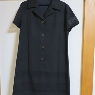 昭和レトロ　黒のワンピース　裾　袖　透かし模様　レース　シャツ襟