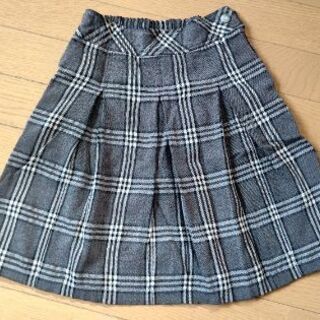 女児 グレーのスカート