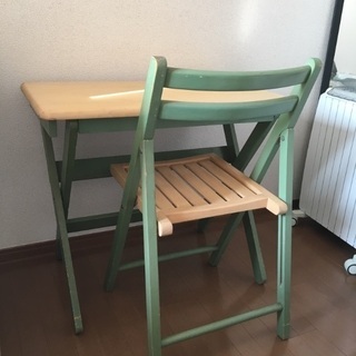 折りたたみ机と椅子