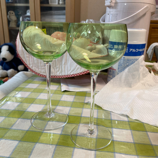 グリーンのワイングラス