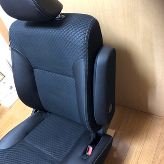 ダイハツ  LA650S タントカスタム 運転席シート