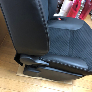 ダイハツ  LA650S タントカスタム 運転席シート