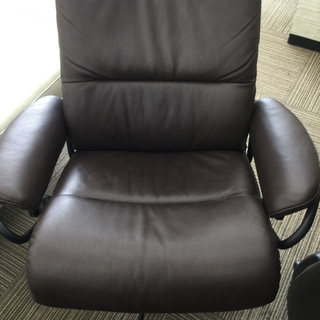 9/24【✨数回のみ使用の美品!!✨】定価296,300円 EKORNES／エコーネス トーキョー 2021年モデル ヘッドレス付き ローバックチェア リクライニングチェア ブラウンカラー