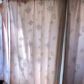 可愛いパステルピンクのカーテン