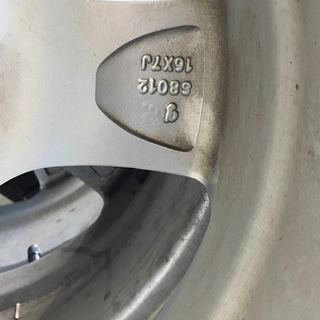 ワーゲンゴルフ7 に履いていました。