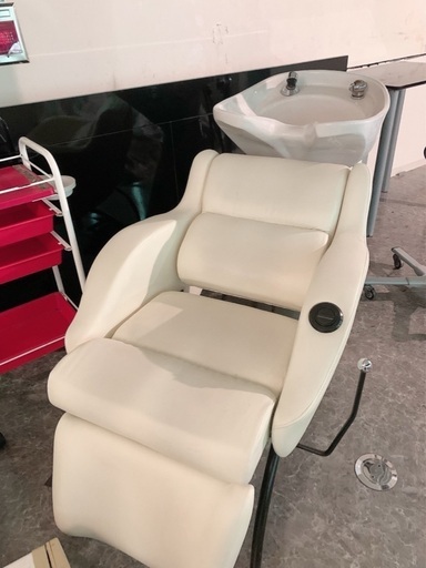 新宿の美容室移転の為、メーカー売却前にセット価格にてお譲り致します。個人店開業等の方にオススメです。
