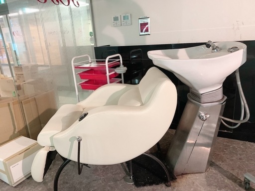 新宿の美容室移転の為、メーカー売却前にセット価格にてお譲り致します。個人店開業等の方にオススメです。 新宿の美容室移転の為、メーカー売却前にセット価格にてお譲り致します