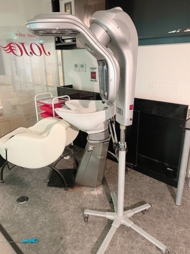 新宿の美容室移転の為、メーカー売却前にセット価格にてお譲り致します
