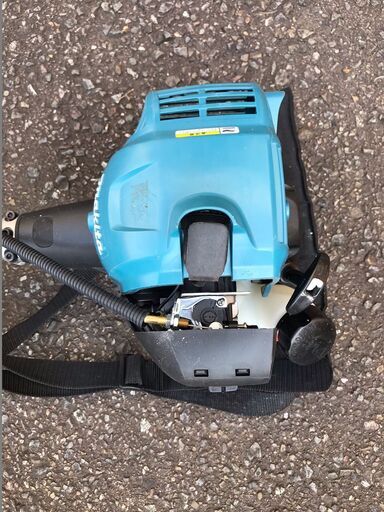 使用期間が少ない！！！　マキタ　草刈機　２ストローク（２サイクル）　１９，９８０円（税込み） 使用期間が少ない！！！ マキタ 草刈機 2ストローク（2サイクル