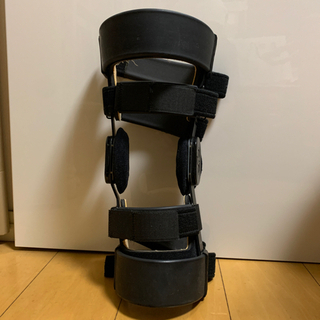 膝の靭帯手術後の装具　定価6万7千円
