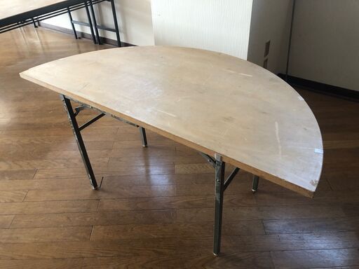 【中古品】半円型テーブル　Φ180cm【傷汚れあり】