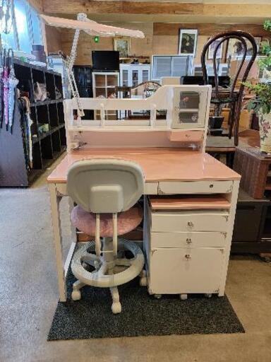 白×薄ピンク・カギ付き学習机