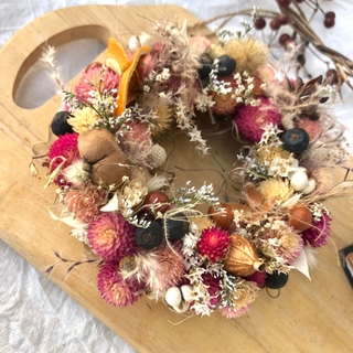 お人形の装飾に^ ^千日紅と引き揃え糸と木ノ実のリース お人形の装飾に^ ^千日紅と引き揃え糸と木ノ実のリース - メルカリ