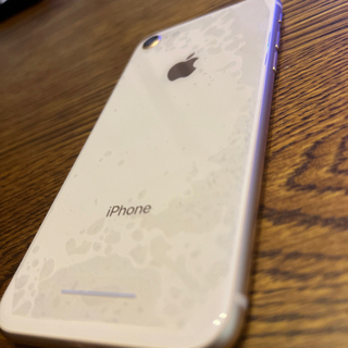 iPhone8 購入から一年半年程使用　裏面シールあり美品　ひび割れなし