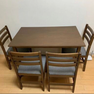 テーブル一つと椅子四つセット