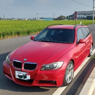 赤い BMW 320I