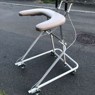 ★美品★●パラマウントベッド 歩行補助器 A382 ブレーキ付 高さ調節可 四輪歩行器 歩行車 病院 施設 介護 リハビリ
