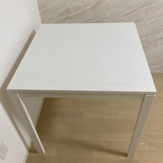 IKEAのテーブル白
