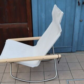 新居 猛デザインのニーチェアーエックス ロッキング(NY CHAIR X Rocking)の新モデルShikiri(シキリ)です。折り畳みも可能でゆったりとした座り心地はラウンジチェアーとしても♪BI311