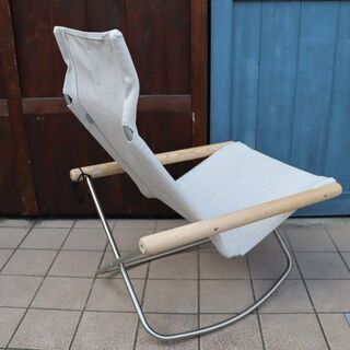 新居 猛デザインのニーチェアーエックス ロッキング(NY CHAIR X Rocking)の新モデルShikiri(シキリ)です。折り畳みも可能でゆったりとした座り心地はラウンジチェアーとしても♪BI311