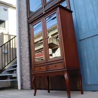 アンティーク調の猫脚ガラス扉キャビネットです。クラシックで