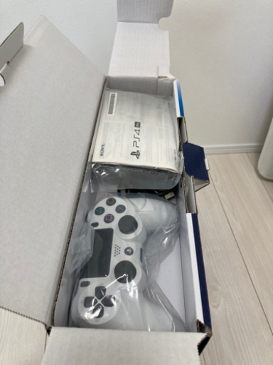 お相手確定】【使用1年未満】PS4 Pro CUH-7200B ホワイト 1TB(おまけ付 