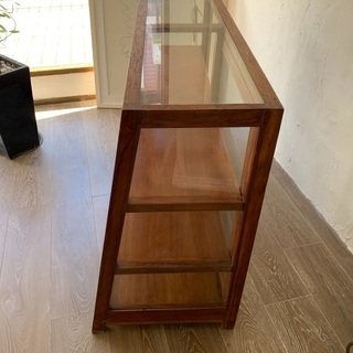 チーク材使用のお洒落なショーケース　ナチュラルな空間にもシャビーな雰囲気にも合います♪