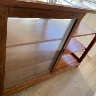 チーク材使用のお洒落なショーケース　ナチュラルな空間にもシャビーな雰囲気にも合います♪