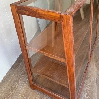 チーク材使用のお洒落なショーケース　ナチュラルな空間にもシャビーな雰囲気にも合います♪