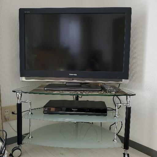 32型テレビとPanasonicレコーダーとテレビ台