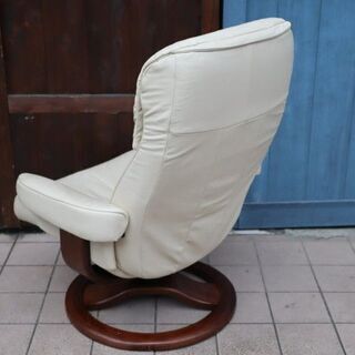 北欧ノルウェーのメーカーHjellegjerde(イエリアーダ) SCANSITシリーズ 本革リクライニングチェア&オットマンです。上質なレザーと北欧スタイルのデザインがモダンなパーソナルチェアです。BI406