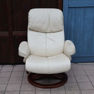 北欧ノルウェーのメーカーHjellegjerde(イエリアーダ) SCANSITシリーズ 本革リクライニングチェア&オットマンです。上質なレザーと北欧スタイルのデザインがモダンなパーソナルチェアです。BI406