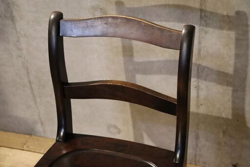北海道民芸家具(HOKUMIN)のカバ無垢材を使用した、HM686 小椅子です。アンティーク調のクラシックなサイドチェアはダイニングチェアとしても♪飛騨産業/キツツキマークBI408