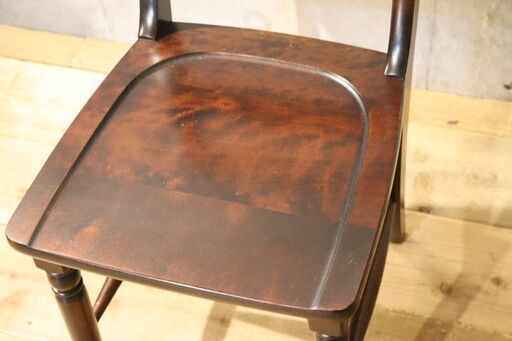 北海道民芸家具(HOKUMIN)のカバ無垢材を使用した、HM686 小椅子です。アンティーク調のクラシックなサイドチェアはダイニングチェアとしても♪飛騨産業/キツツキマークBI408
