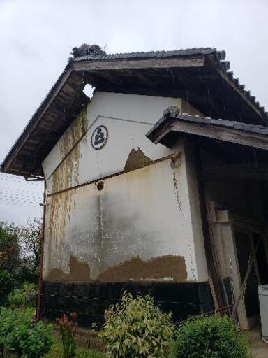 築120年以上前の土蔵の土壁、梁、柱 pakkretcity.go.th